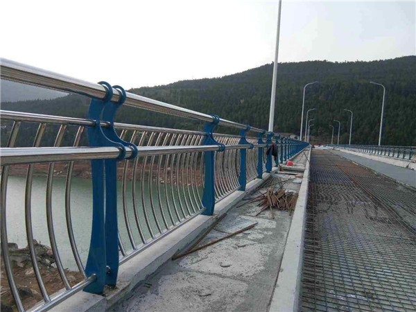 大庆不锈钢桥梁护栏的特点及其在桥梁安全中的重要作用