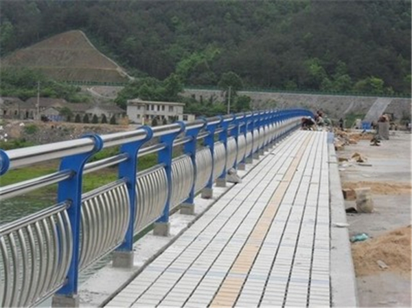 大庆不锈钢桥梁护栏的特性及其在现代建筑中的应用